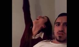 Phản ứng của anh chàng khi biết chất giọng thật của bạn gái