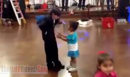 Em đã biết ghen dù em vẫn còn rất bé