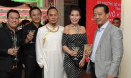 Hoa hậu Diễm Kyly vui mừng dự lễ trao bằng khen cho NTK Võ Việt Chung