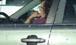 Rùng mình trước cảnh nữ tài xế ngoáy mũi rồi... ăn luôn