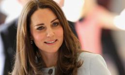 Công nương Kate thanh lịch với áo choàng xanh pastel