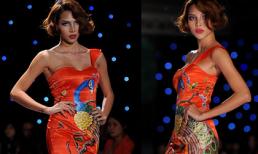 Minh Triệu kiêu kỳ với trang phục vẽ tay