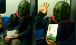 Giật mình với nam thanh niên đội vỏ dưa đi tàu điện