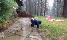 Bé liên tục 'vồ ếch' khi được tắm mưa