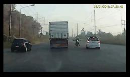 Vượt ẩu, ô tô con suýt gây tai nạn