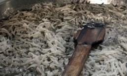 Đột nhập cơ sở làm mứt “siêu bẩn” tại Xuân Đỉnh