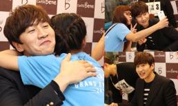 Lee Kwang Soo 'ghi điểm' vì hết sức thân thiện với fans Việt