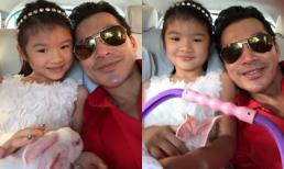 Con gái Trần Bảo Sơn ôm thỏ cực yêu khi đi chơi cùng bố