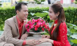 MC Anh Đào duyên dáng trong tà áo dài cùng PGS.TS Huỳnh Văn Sơn 