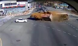 Màn đối đầu kinh hoàng của hai xe tải