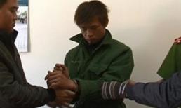 Kẻ sát hại cha con nữ sinh người dính đầy máu bỏ trốn