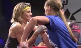 Khi phụ nữ vật tay