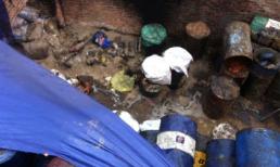 Xưởng chế mỡ bẩn trong căn nhà hoang giữa Hà Nội