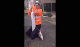 Màn trói bạn vào cột cực kỳ hài hước