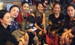 Hồng Nhung dắt tay Hà Kiều Anh đi ăn vỉa hè