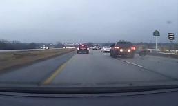 Tai nạn liên hoàn trên đường quốc lộ vì ô tô bị rơi bánh