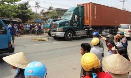 Người mẹ bị gãy 2 chân ôm thi thể con trai gào khóc 