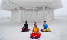 Thiếu nữ xinh đẹp mặc mỏng manh, tập yoga ngoài trời tuyết trắng xóa