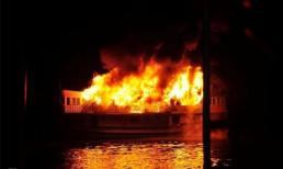 Tàu chở 16 khách nước ngoài cháy trên vịnh Hạ Long