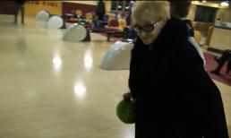 Nể phục cụ bà 84 tuổi ghi điểm tuyệt đối trên sàn bowling
