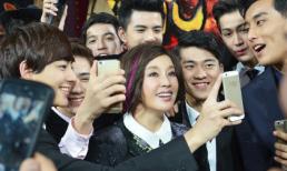 Lưu Hiểu Khánh như gái 18 được trai đẹp xúm xít chụp hình