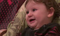 Bé cười tít mắt khi chơi trò chơi cùng bố 