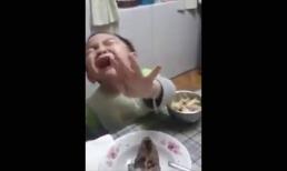 Bé khóc nức nở khi được ghi hình