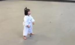 Bé gái 'tập' võ siêu đáng yêu