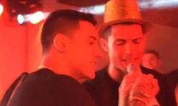 Ronaldo vẫn hát hò mừng sinh nhật tuổi 30 dù không có bạn gái