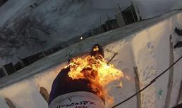 Anh chàng tự thiêu rồi nhảy xuống từ nóc nhà 30m