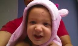 Em bé đáng yêu tập nói theo nhạc Rock