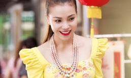 Trà Ngọc Hằng diện áo dài cách tân dạo phố mùa xuân