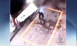 Khách lơ đãng khiến cô gái bị cây xăng đè lên người