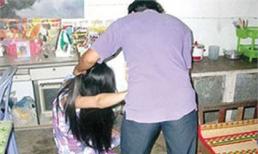 Bắt vợ ăn cả tảng thịt sống vì... nấu cơm không ngon!