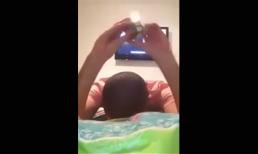 Nể phục anh chàng úp mặt vào gối vẫn xoay rubik cực chuẩn