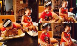 Cặp sinh đôi nhà Hồng Nhung hào hứng khi nhận quà Tết