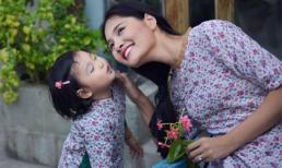 Mẹ con Hoa hậu Hương Giang duyên dáng với áo dài