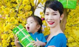 Mẹ con Xuân Lan dạo phố xuân trong hạnh phúc ngập tràn