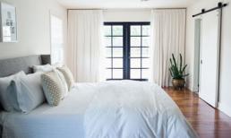 Phòng ngủ tối tăm trở nên thanh lịch, sáng sủa sau cải tạo