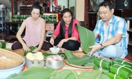 Trịnh Kim Chi khệ nệ bụng bầu 5 tháng, tất bật gói bánh chưng