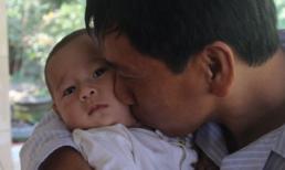 Cuộc sống mới của bố con bé “văng khỏi bụng mẹ”