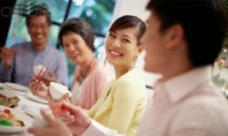 Tặng quà giản dị, tôi bị bố vợ khinh ra mặt hôm Tất niên