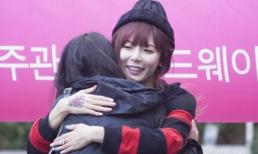 Những cái ôm ngọt như kẹo của sao Kpop và fan