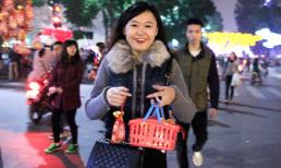 Thiếu nữ Hà thành bán muối lấy lộc đầu năm