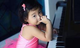 Con gái HH Hương Giang xinh xắn như nghệ sĩ ballet nhí