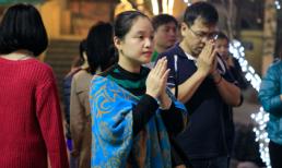 Đầu năm, người dân đổ xô đăng kí dâng sao giải hạn