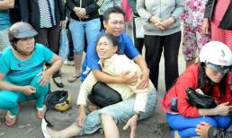 Mẹ khóc ngất bên thi thể con gái bị xe tải cán ngang người