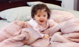 Cadie thích thú tập 'bơi' trên giường