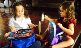 Cặp sinh đôi nhà Hồng Nhung thích thú khi được ông bà tặng quà