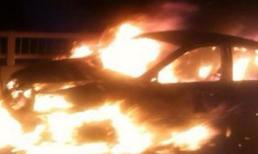 Hà Nội: Xe biển xanh cháy phừng phừng trên đường trên cao